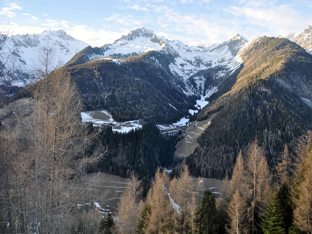 Blick über das Tal auf die verschneiten Gipfel.